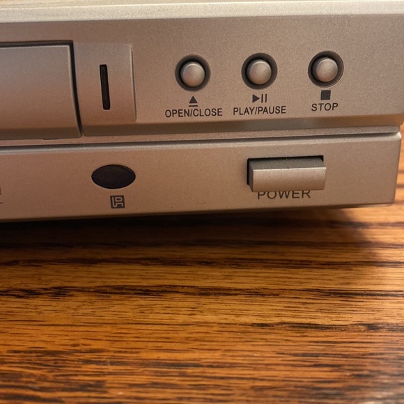 Coby DVD-224 Progressive Scan DVD CD MP3 CD-R CD-RE Player with Remote Control - Picture 2 of 10